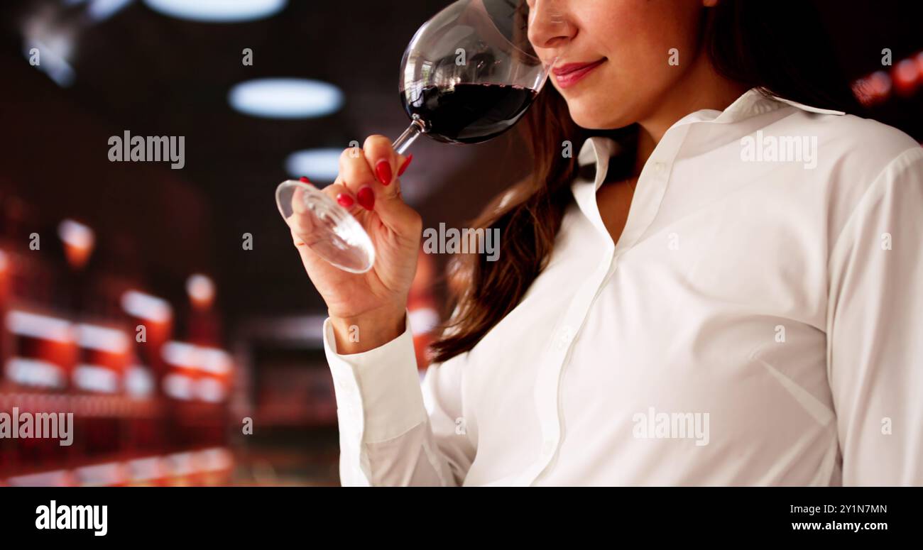 Sommelier persona che fa l'analisi dell'odore e del sapore per bevande alcoliche. Bicchiere di vino Foto Stock