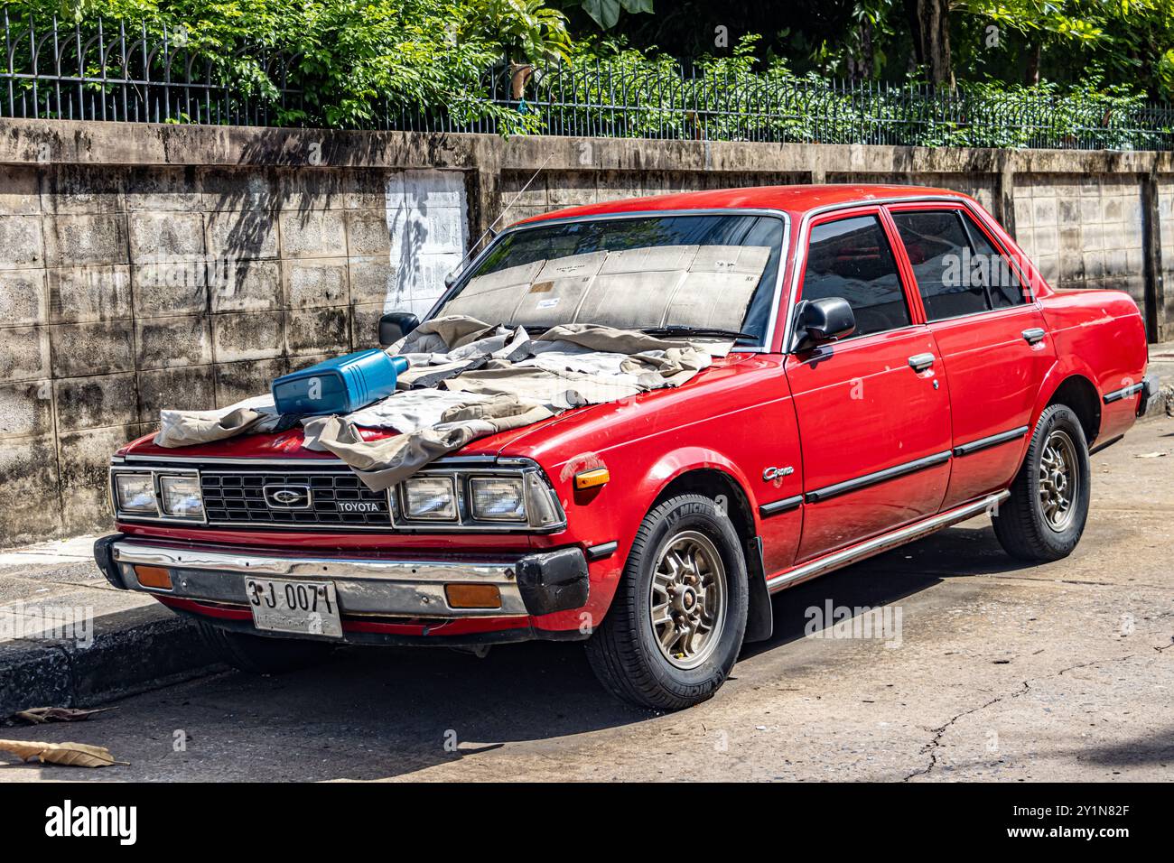 BANGKOK, THAILANDIA, 16 GIUGNO 2024, Toyota Corona parcheggiata sulla strada Foto Stock