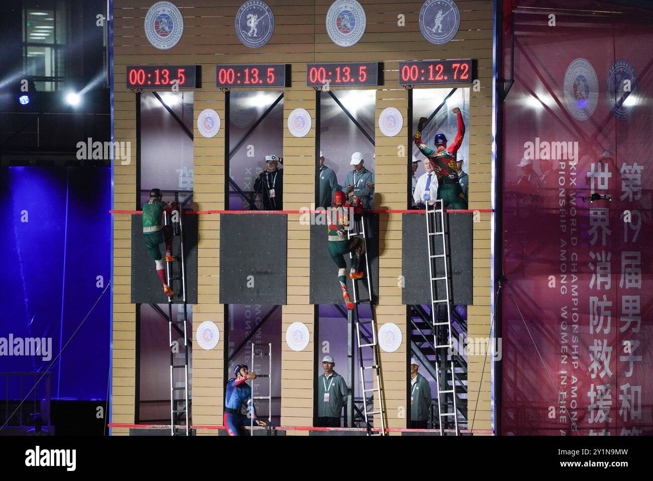 (240908) -- HARBIN, 8 settembre 2024 (Xinhua) -- gli atleti gareggiano nell'evento di costruzione di arrampicate con scale a gancio durante il 19° Campionato Mondiale di lotta antincendio e soccorso femminile ad Harbin, nella provincia di Heilongjiang, nella Cina nord-orientale, 7 settembre 2024. Il campionato, tenuto dalla federazione sportiva Internazionale dei vigili del fuoco e dei soccorritori, è partito qui sabato. Questa edizione del campionato segna la più grande scala nella storia dell'evento. Un totale di 11 nazioni gareggeranno in questo campionato, con nove nazioni e due organizzazioni internazionali che osservano, bringin Foto Stock