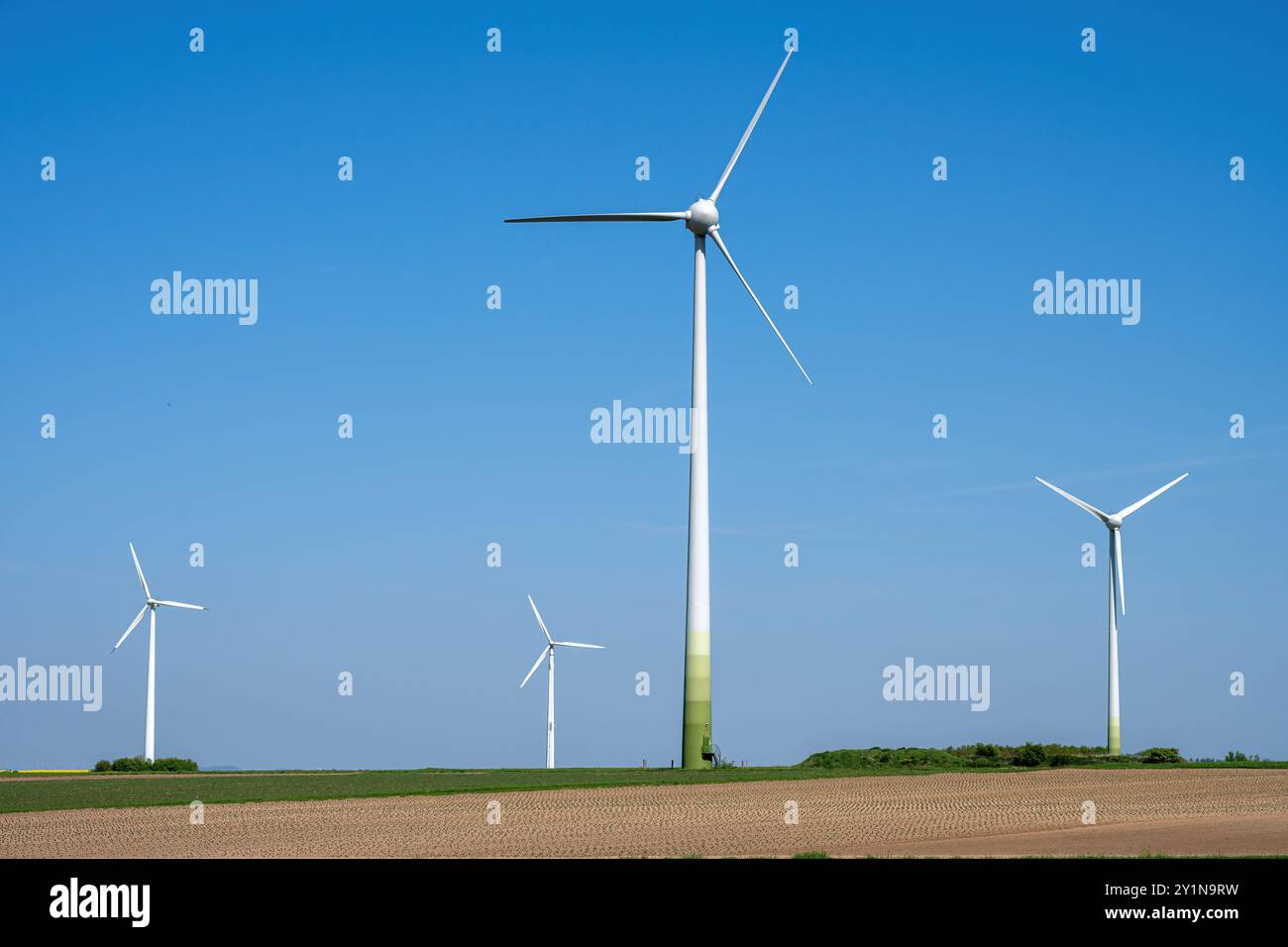 Turbine eoliche per la produzione di energia verde viste nella Germania rurale Foto Stock