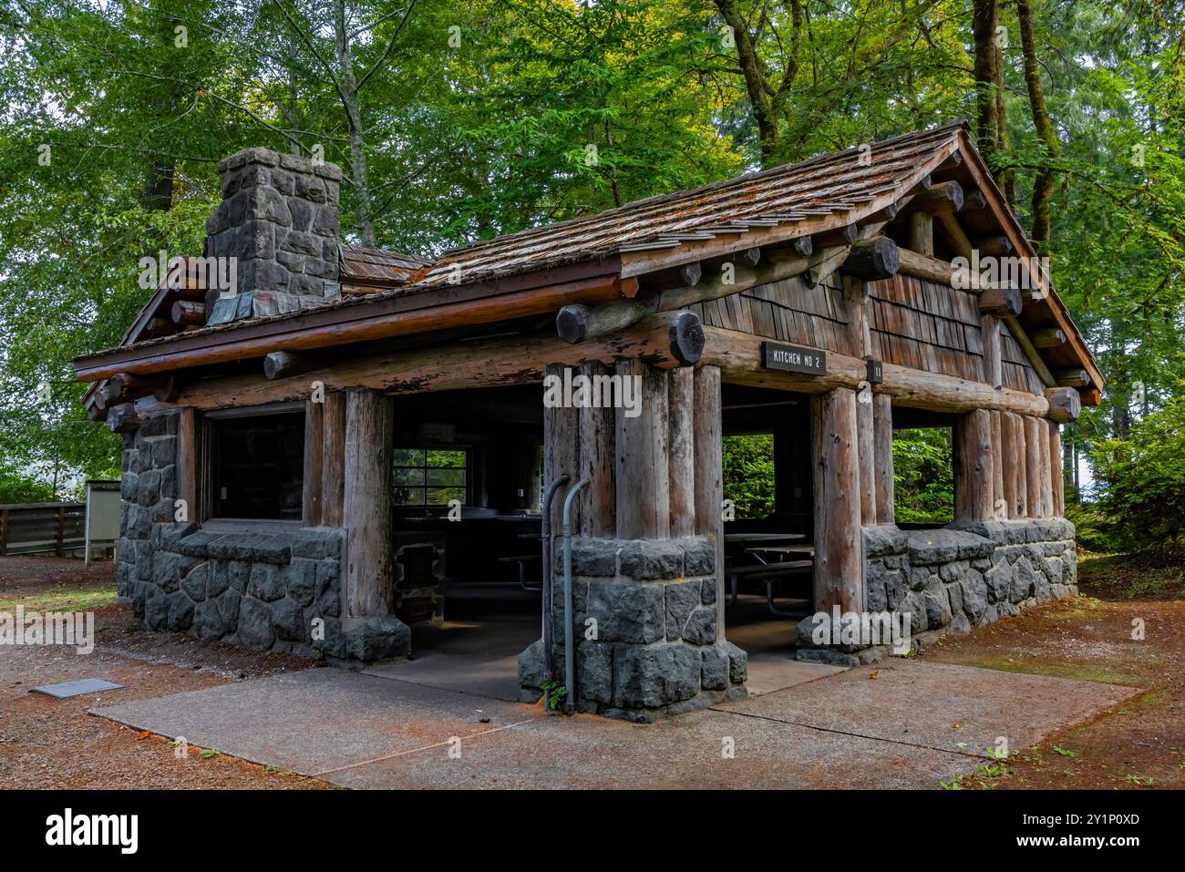 Padiglione per picnic in un parco rustico costruito dal Civilian Conservation Corps negli anni '1930 nel Twanoh State Park, Washington State, USA Foto Stock