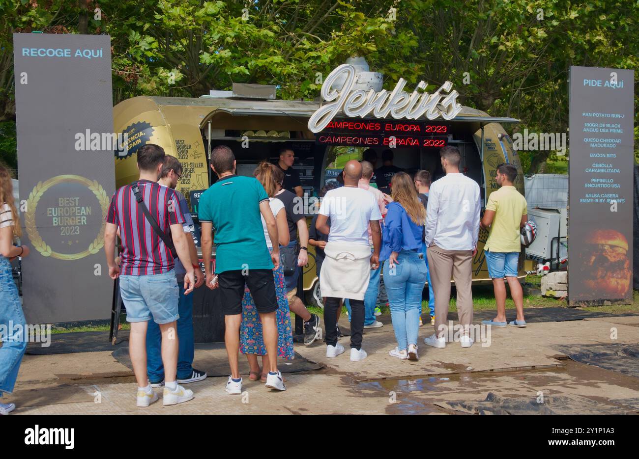 Persone in coda al food truck Jenkin's all'evento Champions Burger Magdalena Gardens Santander Cantabria Spagna settembre 2024 Foto Stock