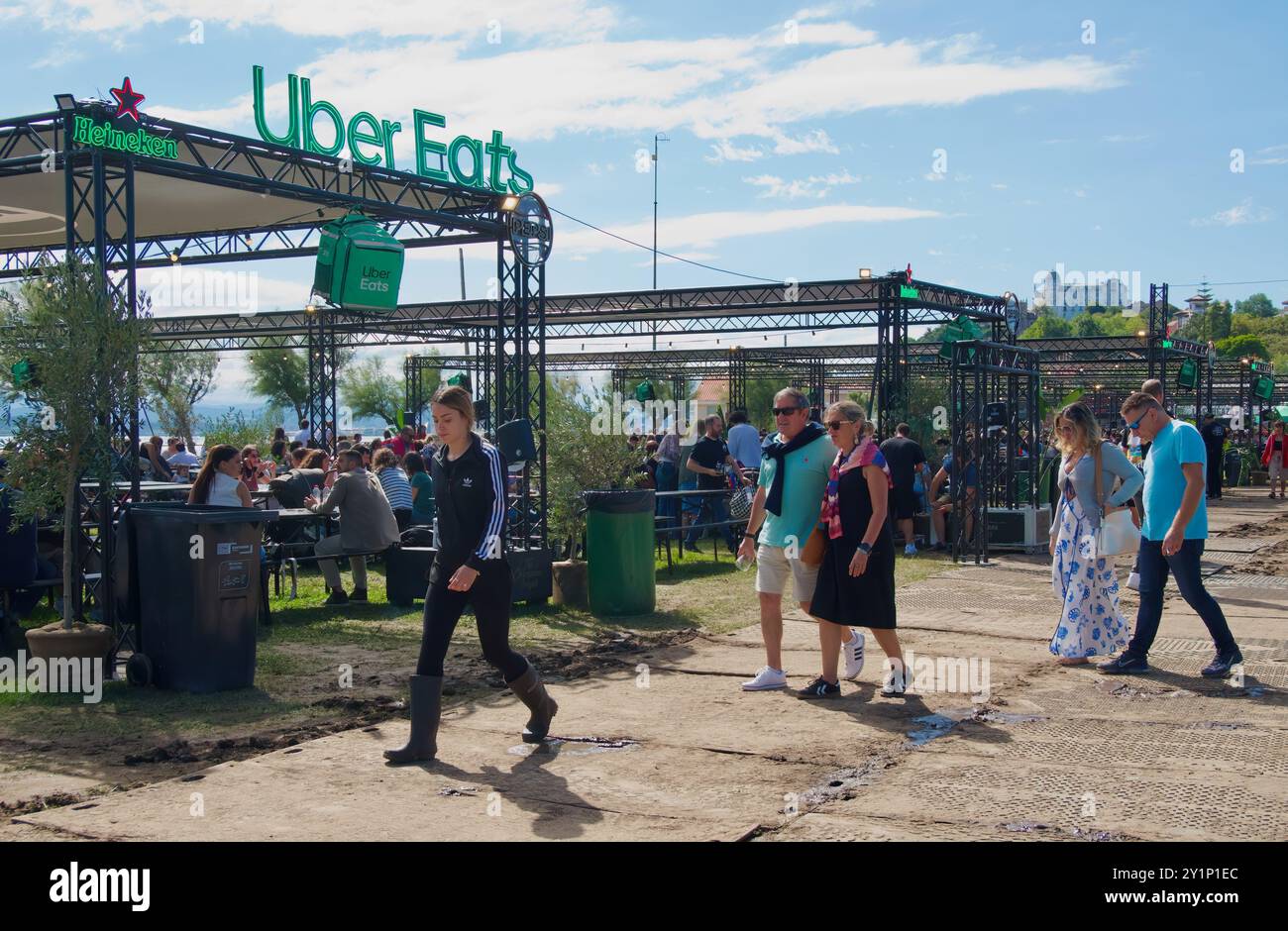 Aree con posti a sedere all'aperto con un cartello per lo sponsor Uber Eats all'evento gastronomico Champions Burger Magdalena Gardens Santander Cantabria Spagna Foto Stock