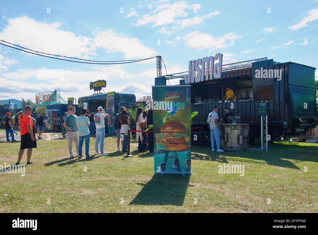 Persone in coda al Jisma The Best Burger Food Truck, l'evento Champions Burger, Magdalena Gardens Santander Cantabria, Spagna, settembre 2024 Foto Stock