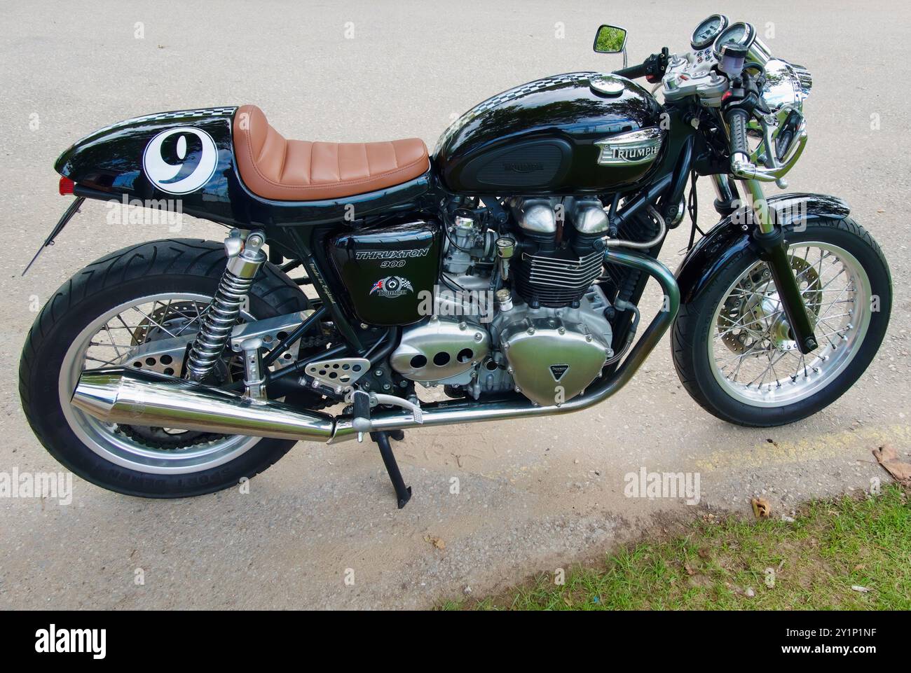 L'immacolata moto retrò Triumph Thruxton 900 parcheggiata in strada Santander Cantabria Spagna Foto Stock