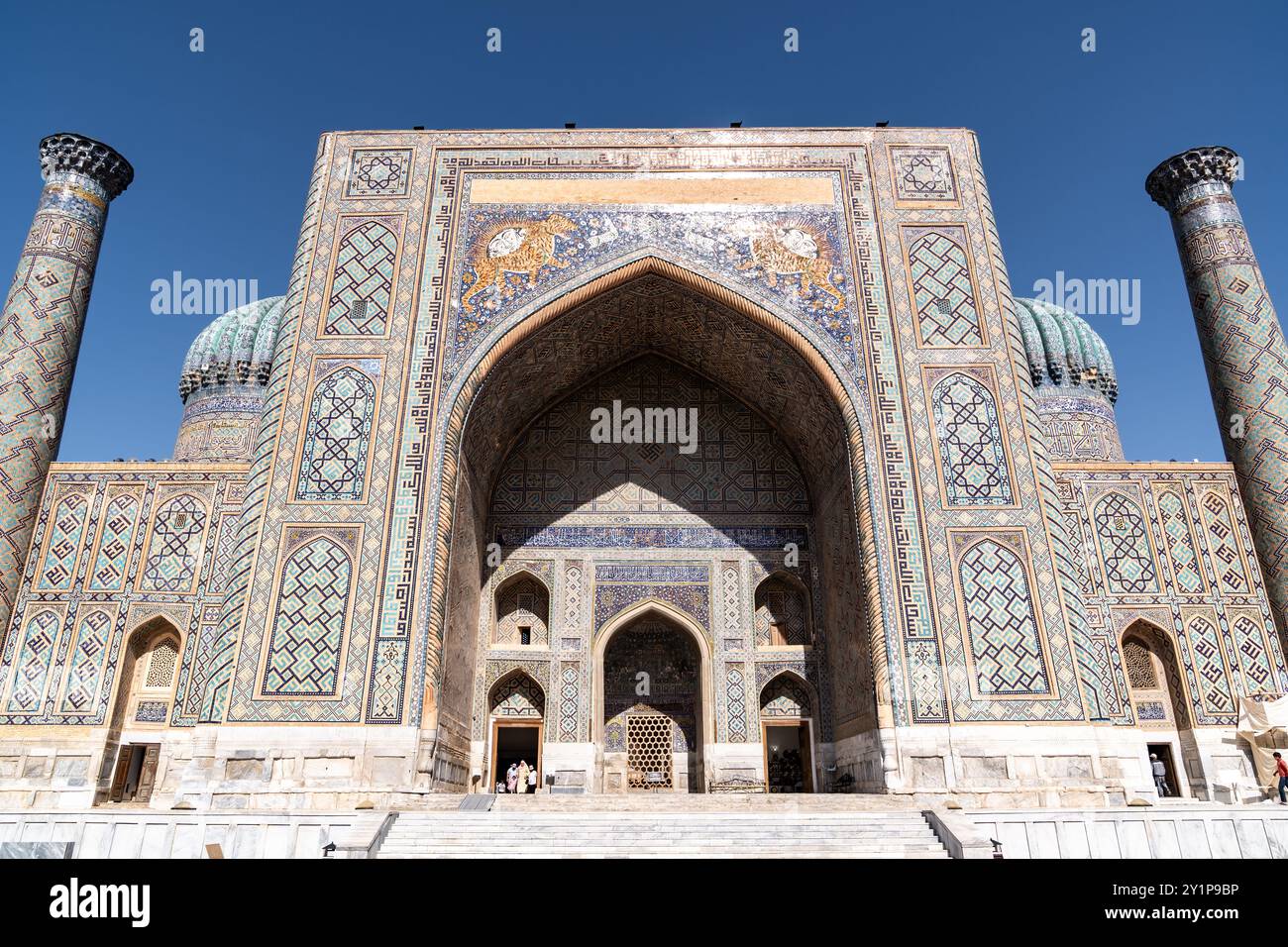 Samarcanda, Uzbekistan-12 agosto 2023: Le persone visitano la piazza Registan occupata da un grande complesso composto da 3 madrasa famose per la purezza del Foto Stock