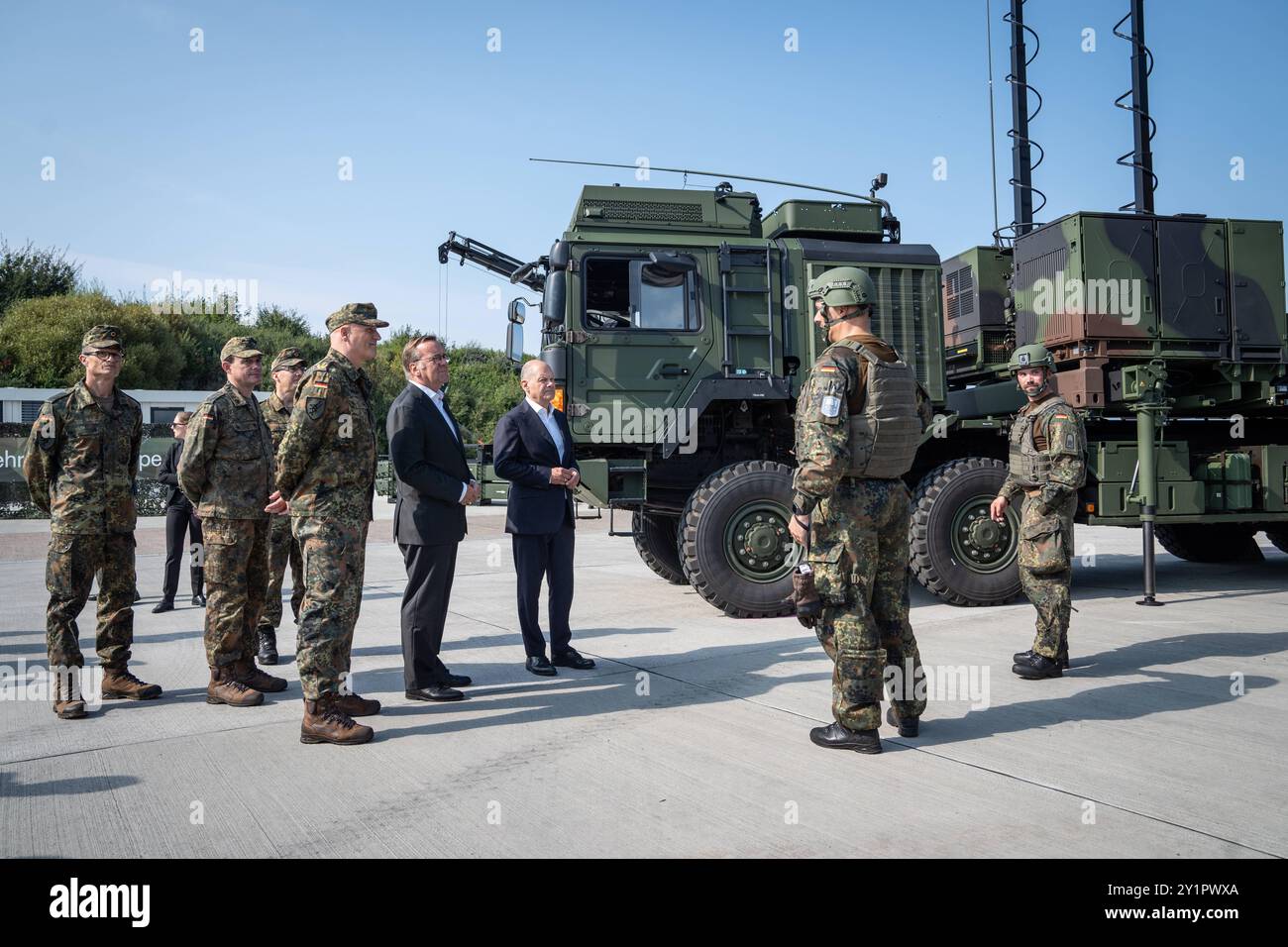 Indienststellung Waffensystem IRIS-T SLM durch Bundeskanzler und Verteidigungsminister bei der Flugabwehrraketengruppe 61 der Bundeswehr a Todendorf - Olaf Scholz, Bundeskanzler, Boris Pistorius, Verteidigungsminister und Generalleutnant Ingo Gerhartz 61 Foto Stock