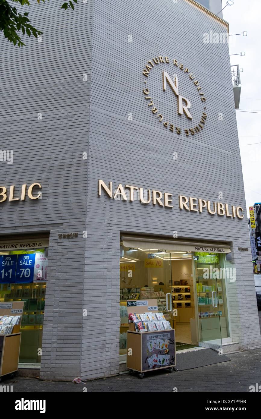 Seoul, Corea del Sud - 4 settembre 2023: Vista esterna del fronte commerciale della Nature Republic in via Myeongdong. È un marchio coreano noto per la cura della pelle Foto Stock