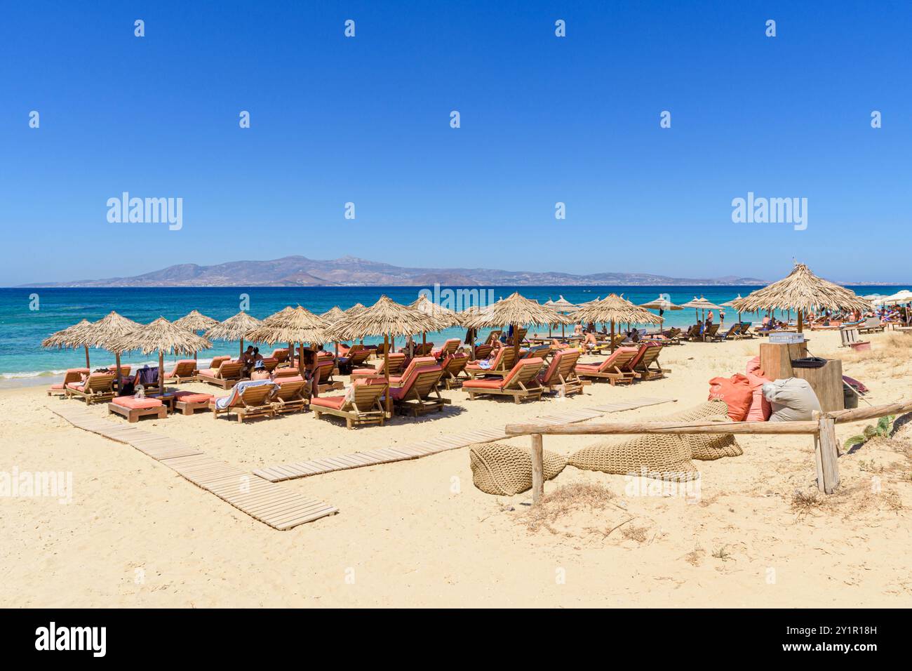 Lettini con ombrelloni a Maragas Beach, Naxos Island, Cicladi, Grecia Foto Stock