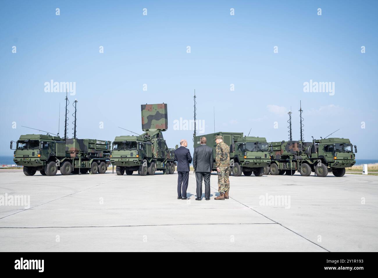 Indienststellung Waffensystem IRIS-T SLM durch Bundeskanzler und Verteidigungsminister bei der Flugabwehrraketengruppe 61 der Bundeswehr a Todendorf - Olaf Scholz, Bundeskanzler, Boris Pistorius, Verteidigungsminister und Generalleutnant Ingo Gerhartz 61 Foto Stock