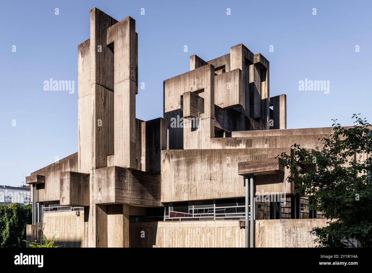 chiesa Johannes XXIII. In via Berrenrather nel quartiere Suelz, costruita su progetto dello scultore Josef Rikus, Colonia, Germania. Kirche Johan Foto Stock