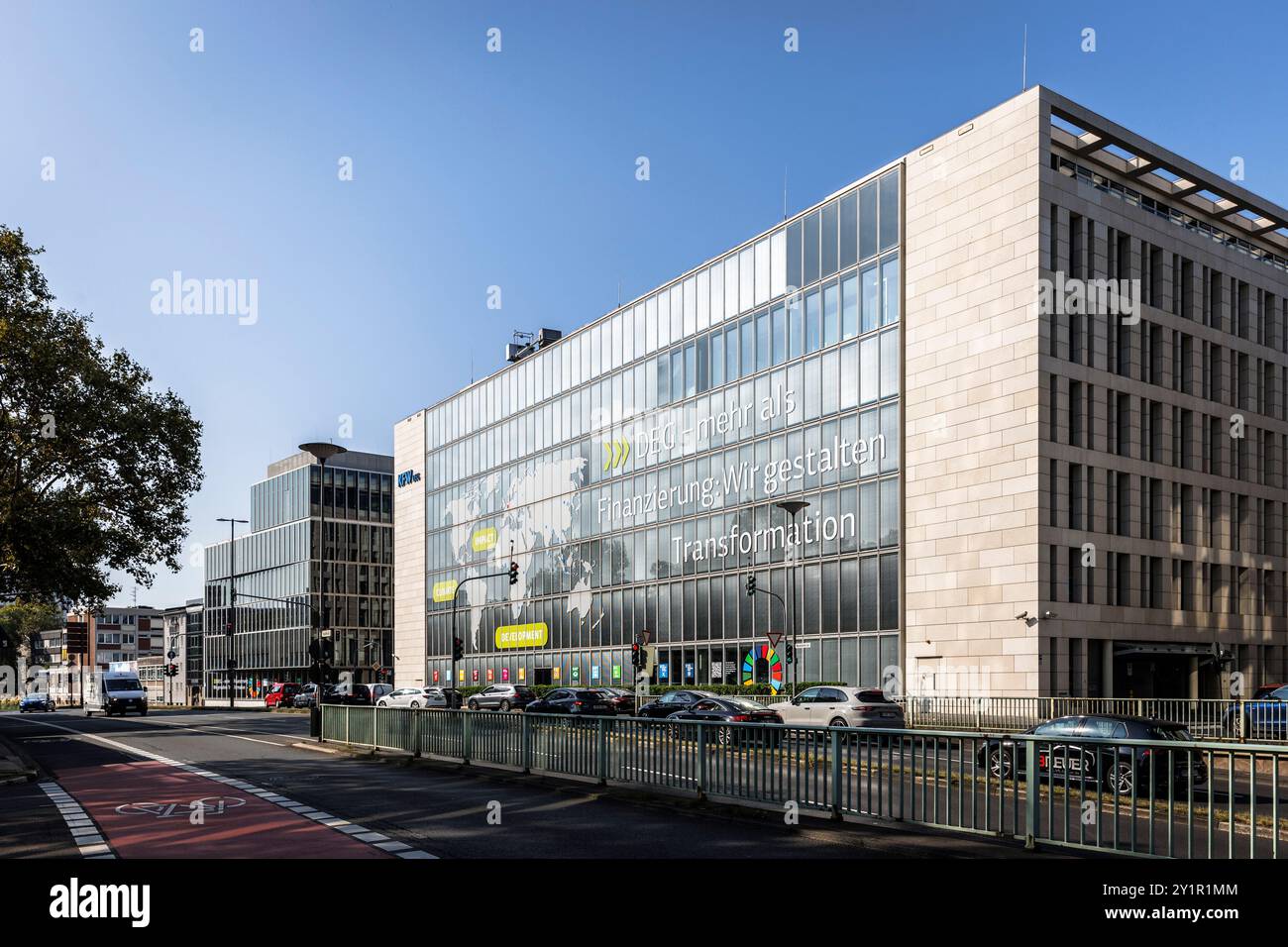 Sede centrale della KFW DEG - Deutsche Investitions- und Entwicklungsgesellschaft mbH (società tedesca di investimento e sviluppo) vista dalla Foto Stock