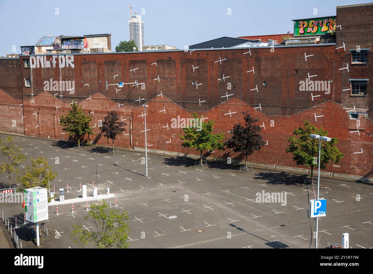 Parcheggio verticale dipinto del progetto architettonico di Colonia su un muro di mattoni vicino alla fiera di Deutz, Colonia, Germania. aufgemalter vertikale Foto Stock