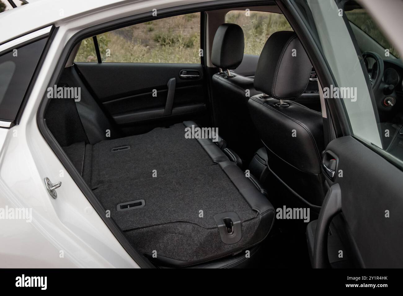 Praga, repubblica Ceca - 20 luglio 2021: Interni moderni Mazda 6 gh bianchi con sedili posteriori ripiegati che mostrano lo spazio del bagagliaio Foto Stock