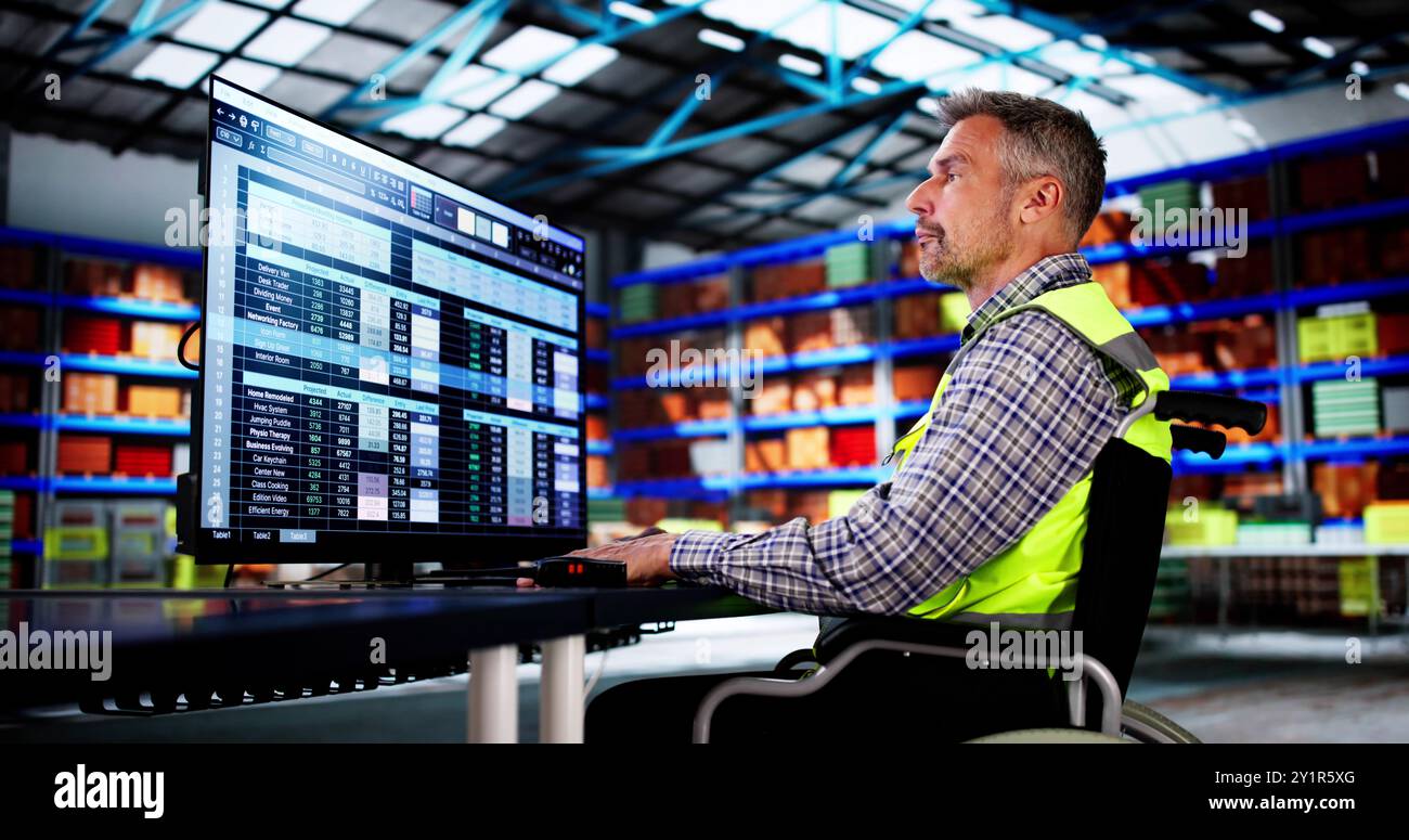 Gestione dell'inventario del magazzino su computer Office. Software per fornitori e distribuzione Foto Stock