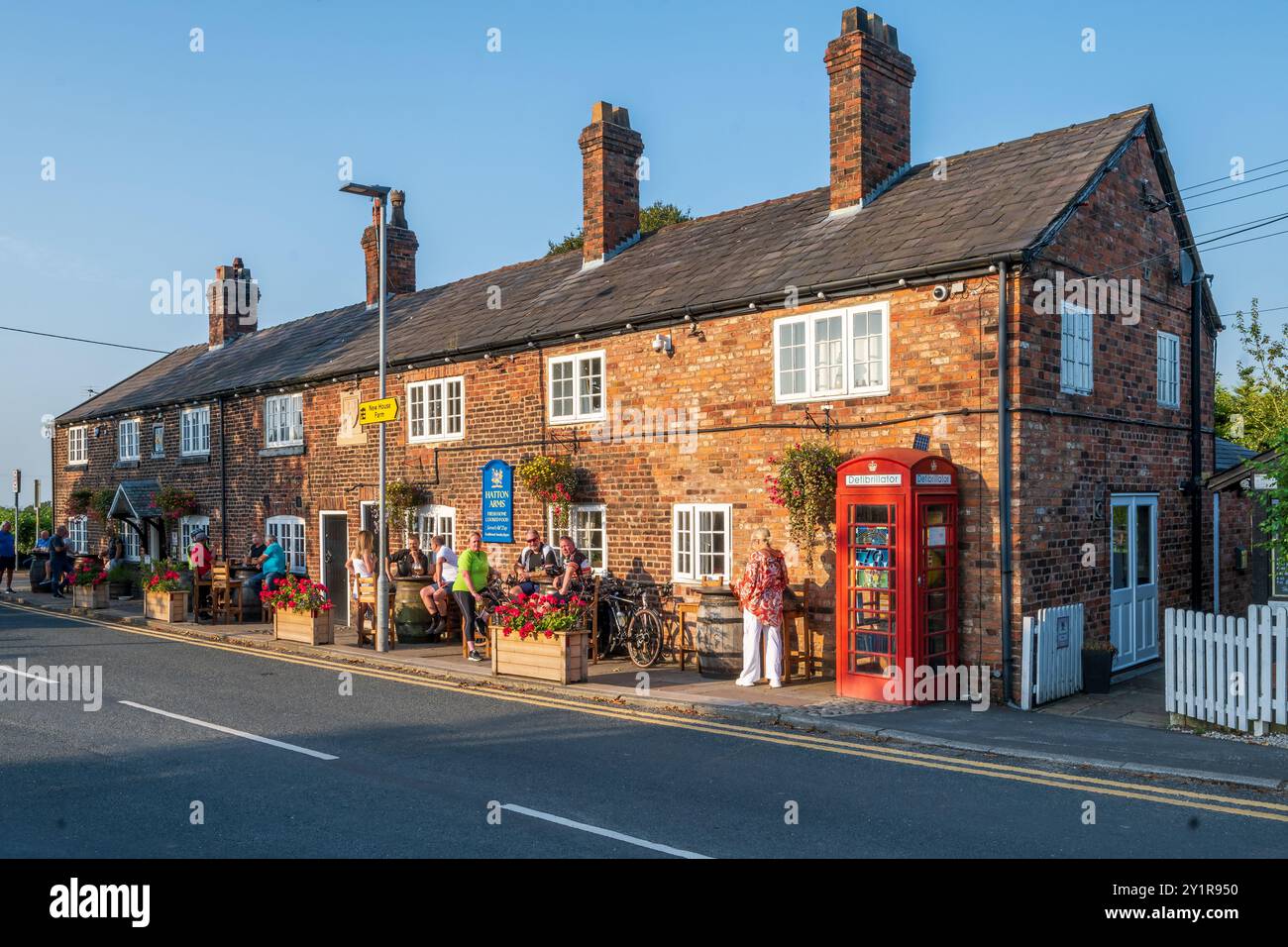 Il pub Hatton Arms, nella campagna di Stretton vicino a Warrington, è soleggiato dalla sera. Foto Stock