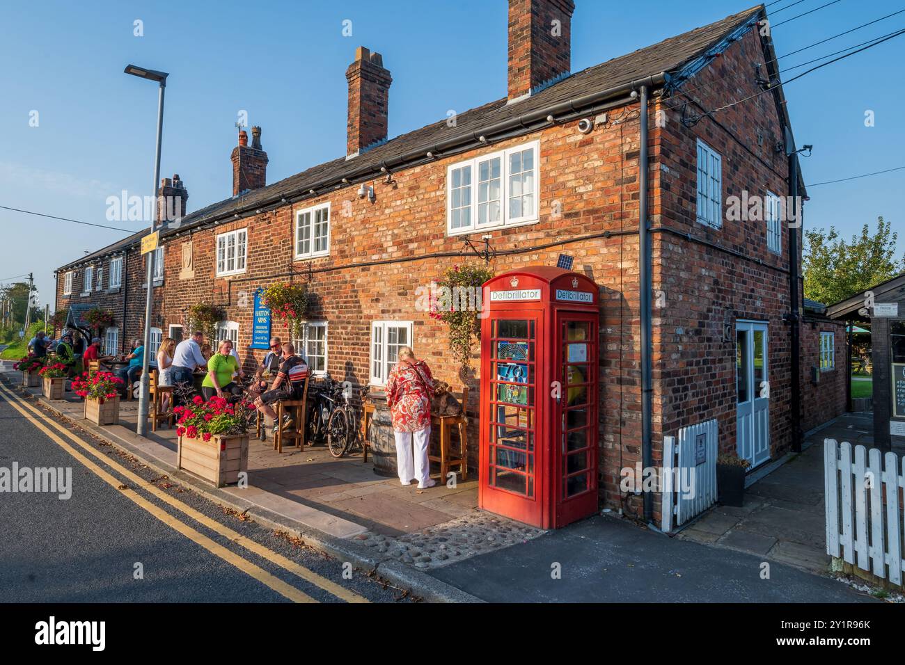 Il pub Hatton Arms, nella campagna di Stretton vicino a Warrington, è soleggiato dalla sera. Foto Stock