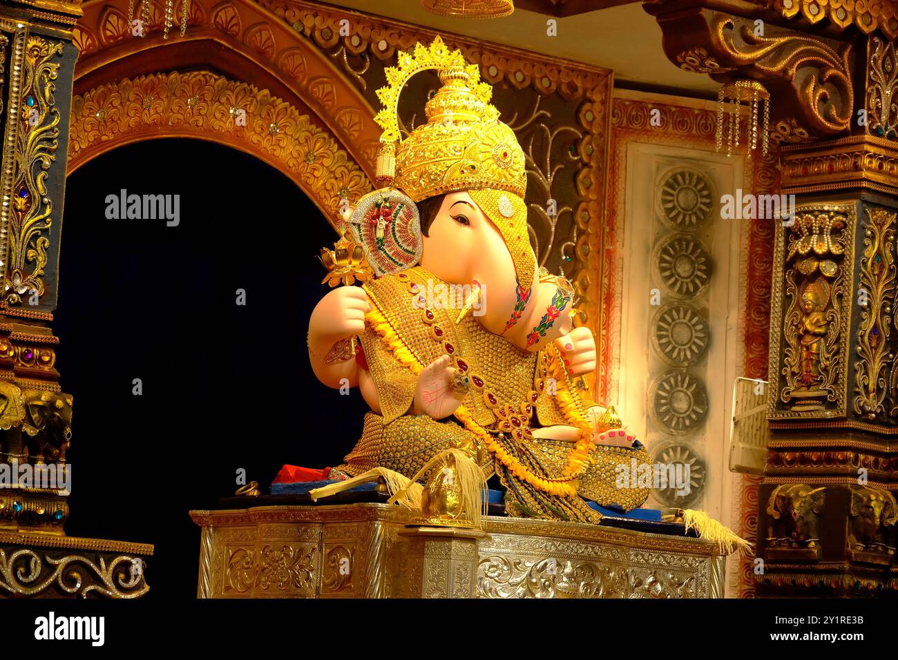 8 settembre 2024, Pune, Maharashtra, India, splendida scultura di Lord Ganesh chiamata Dagdusheth Halwai Ganpati vicino a Mandai, luogo durante Ganesh Foto Stock