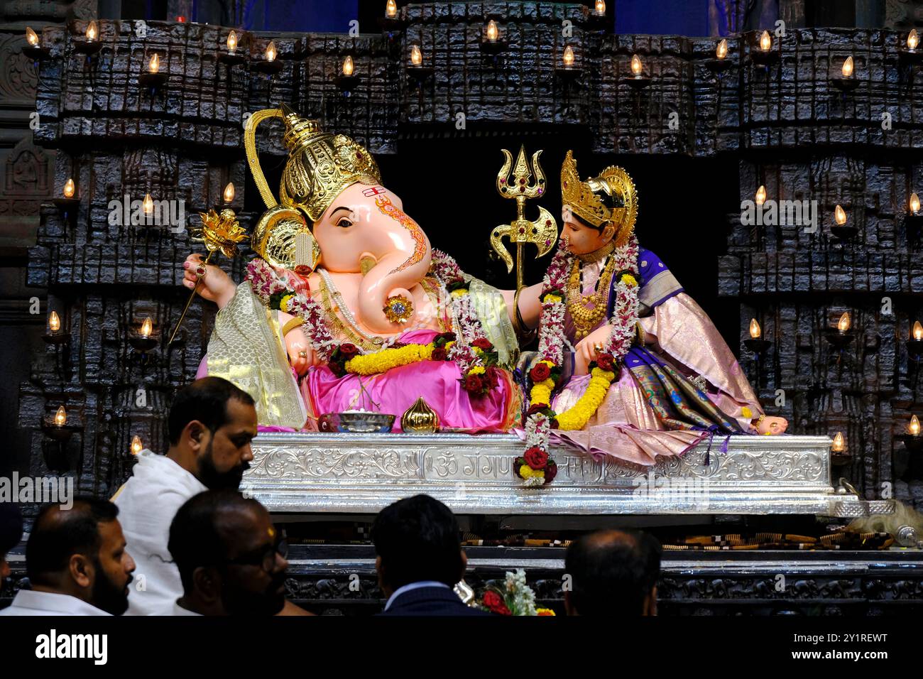 8 settembre 2024, Pune, Maharashtra, India, splendida scultura di Lord Ganesh chiamata come famosa Sharda Ganpati a Mandai durante il Ganesh Utsav Festival Foto Stock