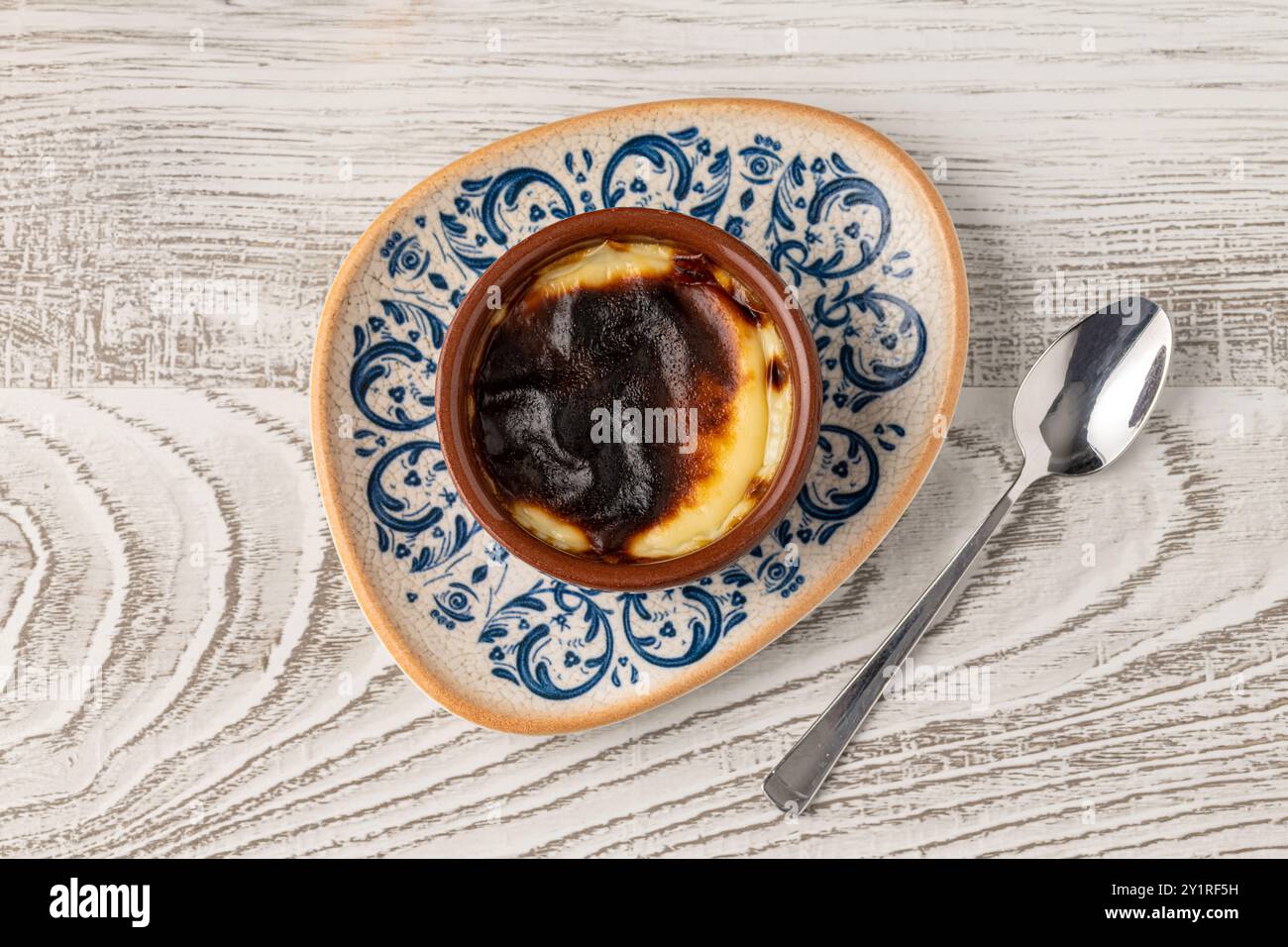 Tradizionale dessert turco panetteria riso budino nome turco Firin Sutlac in ciotola di ceramica Foto Stock