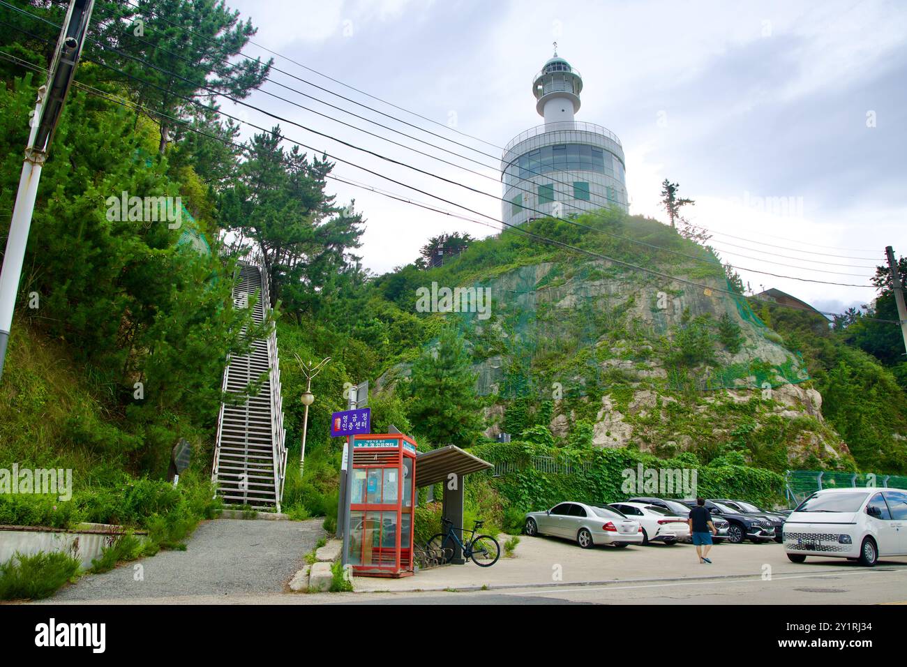 Sokcho City, Corea del Sud - 28 luglio 2024: Lo stand rosso del centro di certificazione Yeonggeumjeong si trova sotto il faro di Sokcho, accanto a una ripida strada Foto Stock