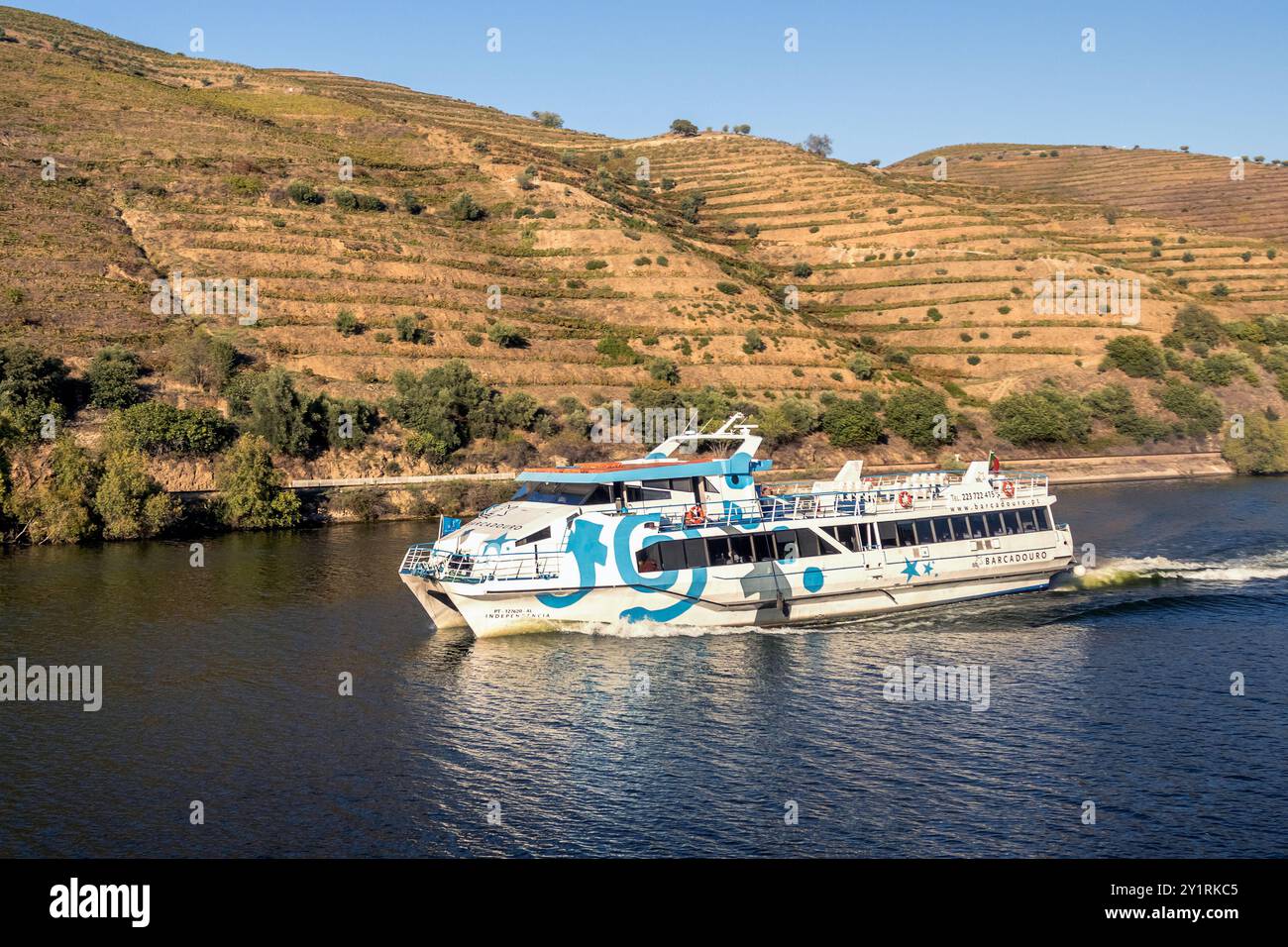 Fiume Douro, Portogallo - 5 ottobre 2023: Crociera sul fiume Douro lungo il fiume tra il Pinhão e il peso da Régua in Portogallo su un soleggiato Foto Stock