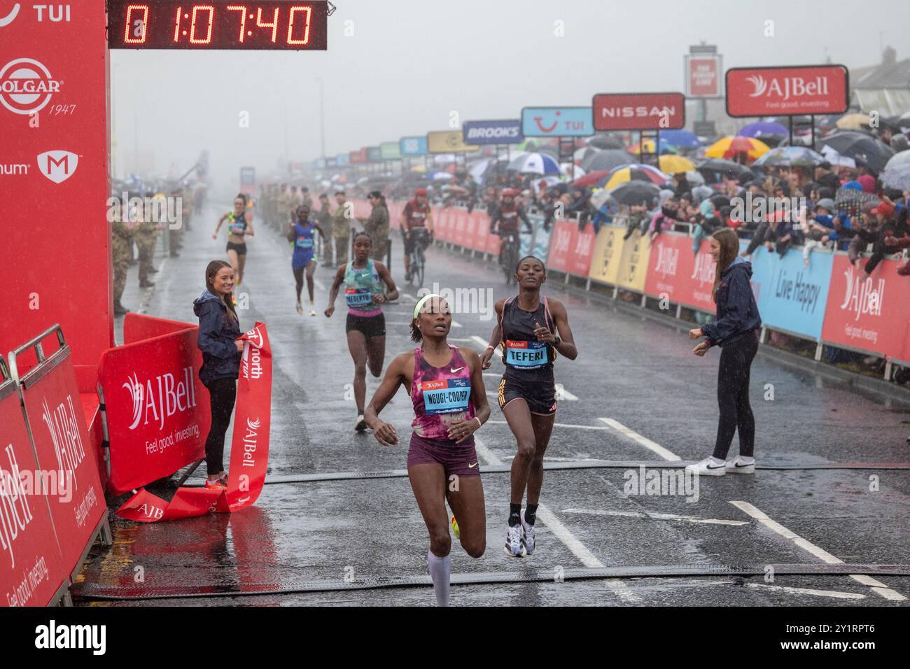 South Shields, Regno Unito. 8 settembre 2024. Mary Ngugi-Cooper vincitrice della Great North Run Half Marathon Women’s Race al traguardo a South Shields Newcastle. Crediti: Bradley Taylor / Alamy Live News Foto Stock