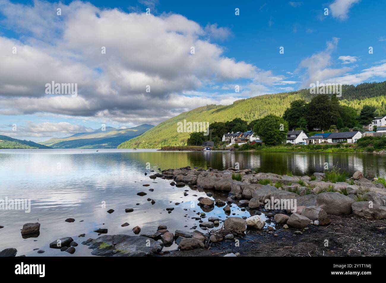 Kenmore e Loch Tay a Perth e Kinross, Scozia, in estate con cieli blu e nuvole bianche Foto Stock