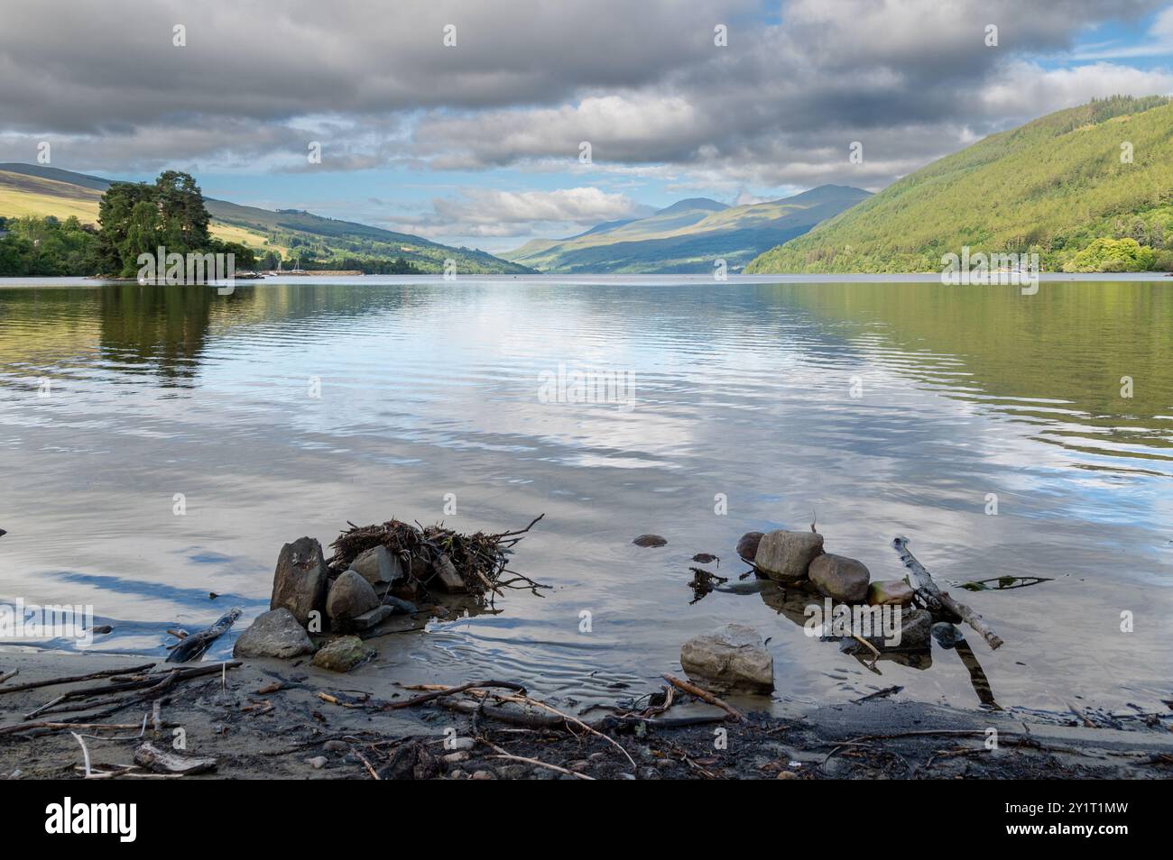 Kenmore e Loch Tay a Perth e Kinross, Scozia, in estate con cieli blu e nuvole bianche Foto Stock