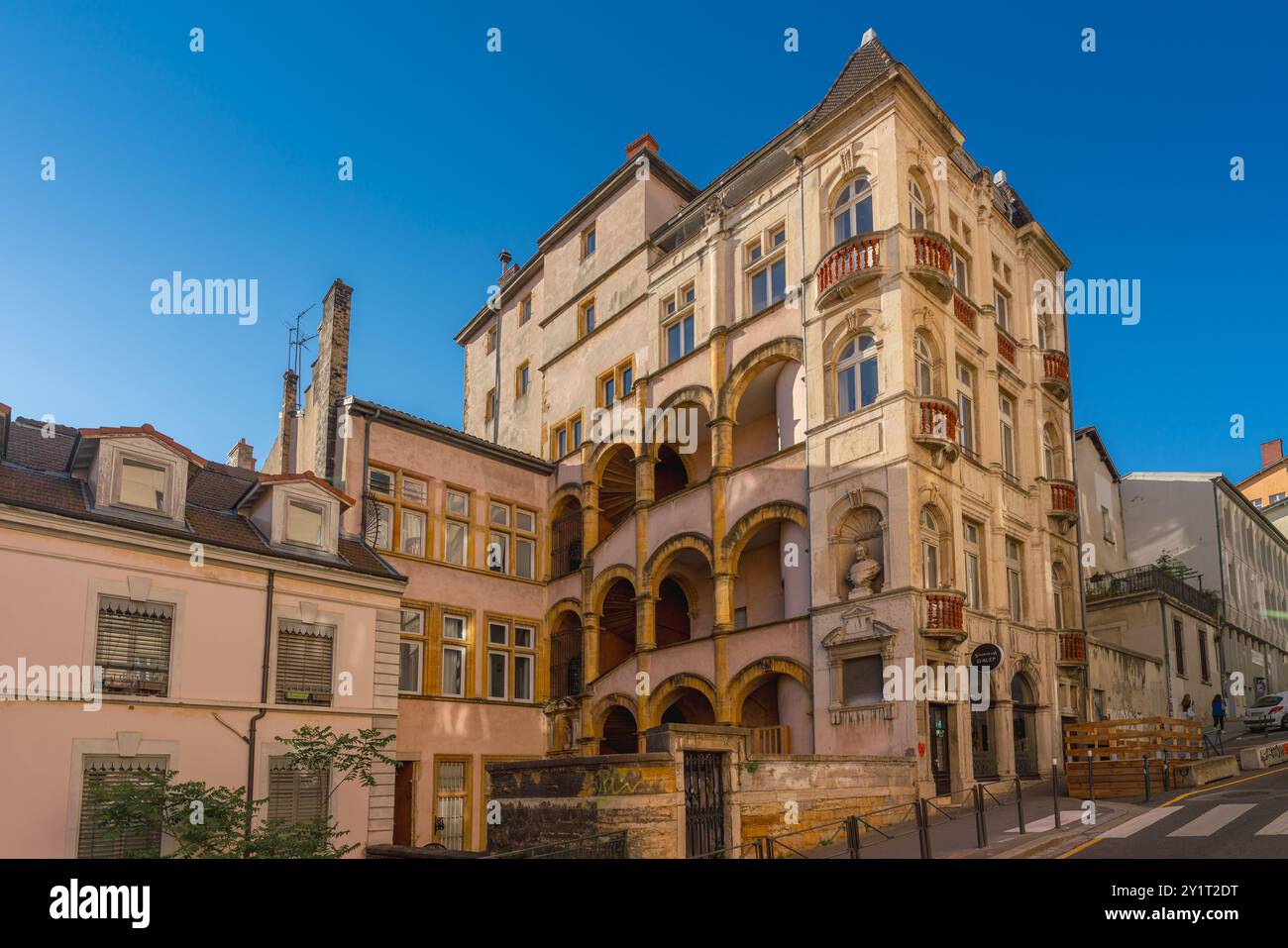 Lione, Francia. 12 giugno 2024. Vista esterna della Maison Henri IV, un edificio storico in stile rinascimentale situato nel quartiere Vieux Lyon Foto Stock