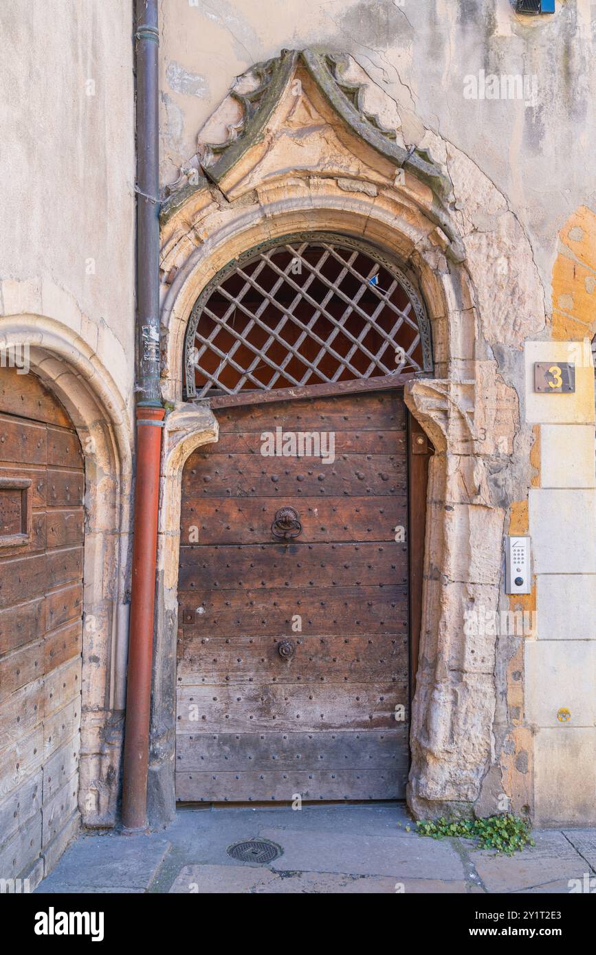 Lione, Francia. 12 giugno 2024. Pittoresca porta vecchia nella vecchia Lione Foto Stock