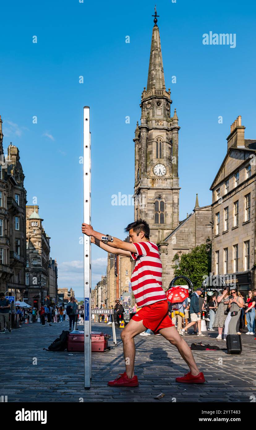 Artisti di strada asiatici intrattenono la folla con spettacoli acrobatici, Royal Mile, Edinburgh Festival Fringe, Scozia, Regno Unito Foto Stock