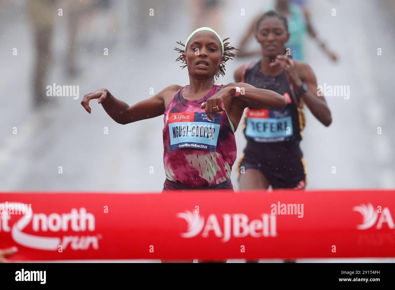 Mary Ngugi-Cooper vince la gara femminile Elite durante la AJ Bell Great North Run 2023 attraverso Newcastle upon Tyne, Gateshead e South Shields. Data foto: Domenica 8 settembre 2024. Foto Stock