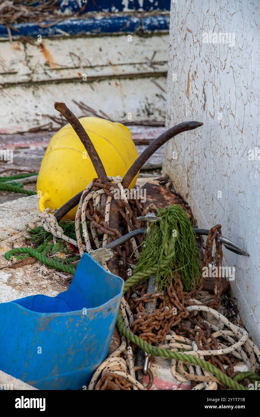 galleggianti per l'ancora e la pesca nella composizione nautica casuale di pescatori o attrezzature per la pesca a strascico in banchina Foto Stock