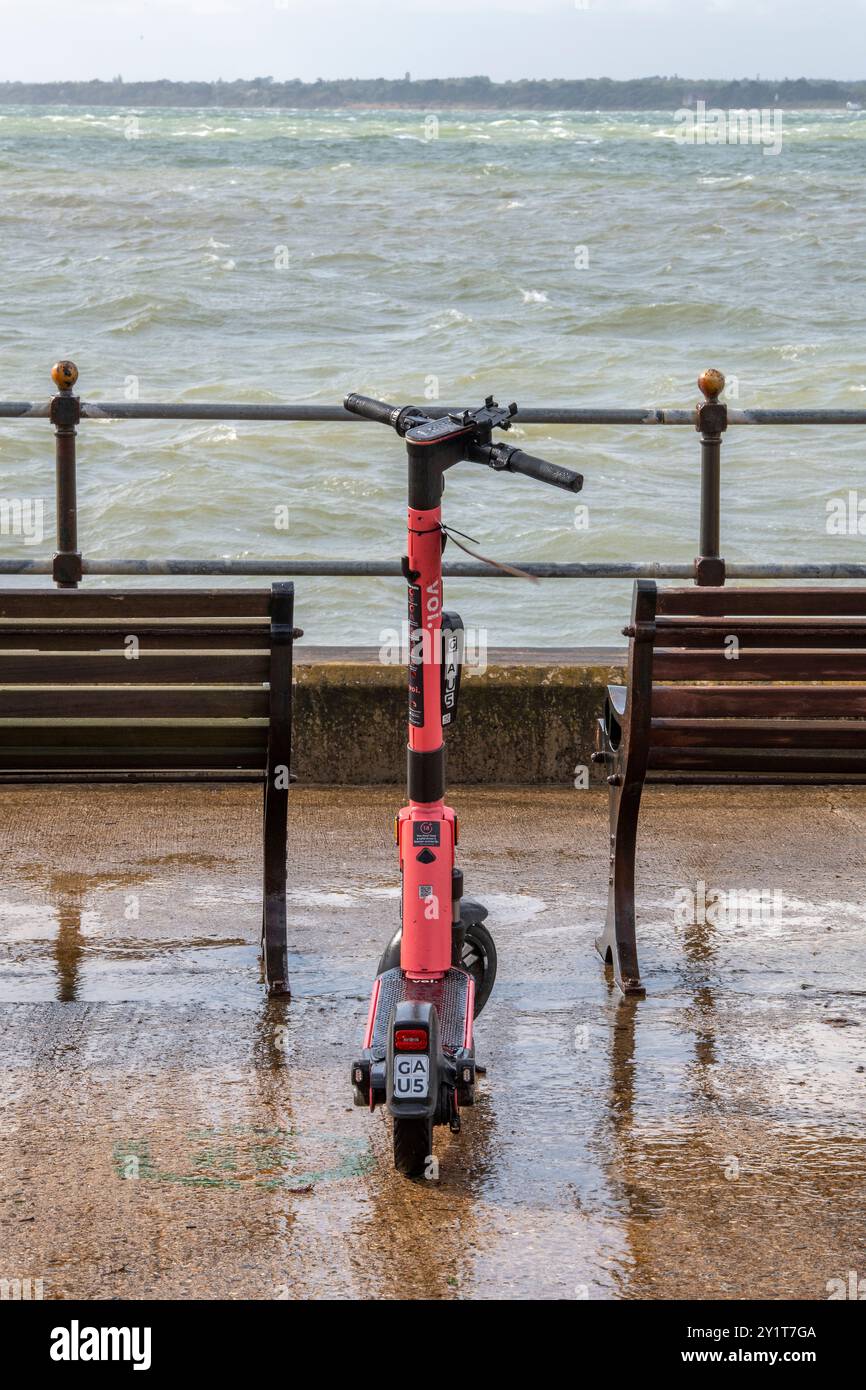 Voi. Scooter elettrico abbandonato sul lungomare o sul lungomare di Cowes sull'isola di wight nel Regno Unito Foto Stock