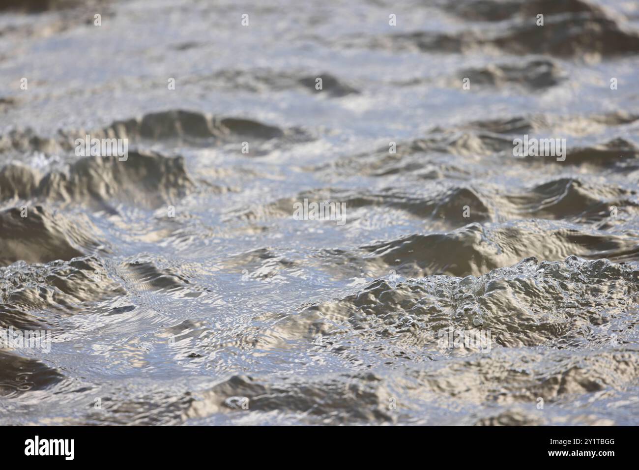 deflusso dell'acqua durante la marea bassa Foto Stock