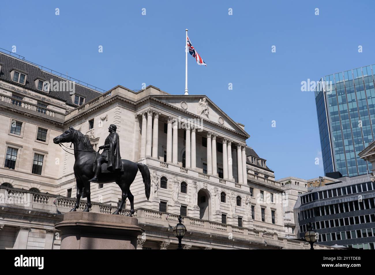 Bandiera Union Jack che sventola sulla Bank of England, Threadneedle Street, Londra. Concetto: Tasso di base, FTSE 100, tassi ipotecari, tasso di interesse, mercato Foto Stock