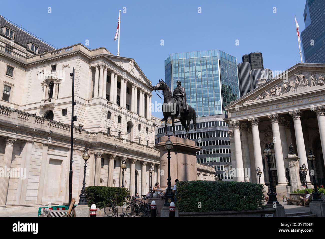 La statua equestre di Wellington e la Banca d'Inghilterra di Chantrey in Threadneedle Street, Londra. Concetto: Migliorare l'economia, il mercato dei toro Foto Stock