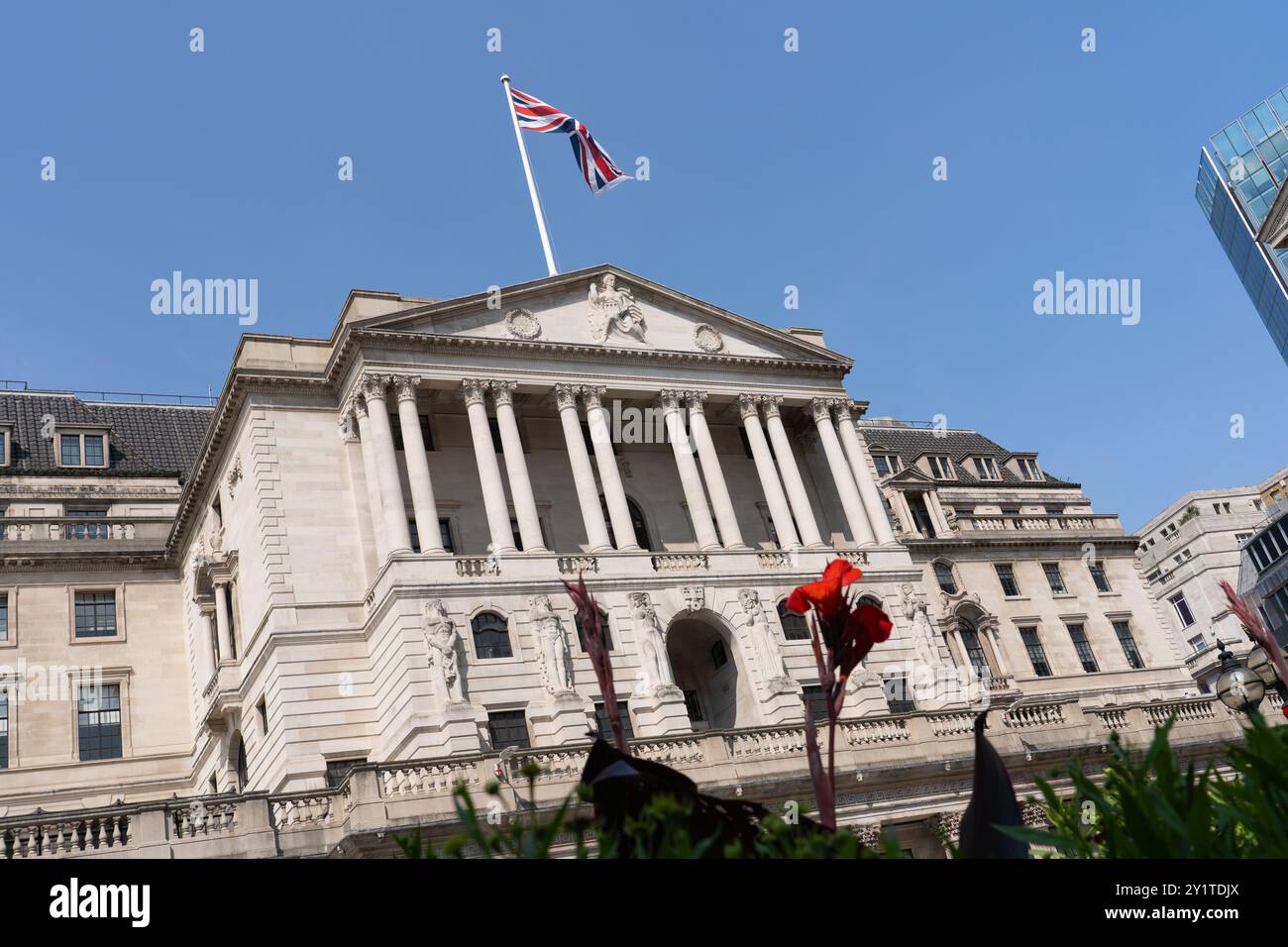 Bandiera Union Jack che sventola sulla Bank of England, Threadneedle Street, Londra. Concetto: Tasso di base, FTSE 100, tassi ipotecari, tasso di interesse, mercato Foto Stock