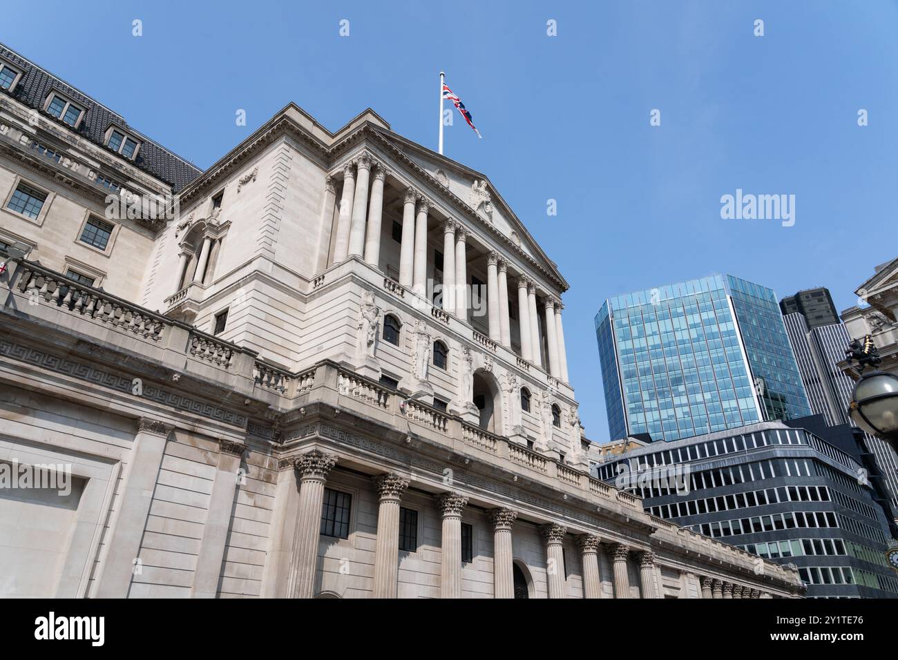 Bandiera Union Jack che sventola sulla Bank of England, Threadneedle Street, Londra. Concetto: Tasso di base, FTSE 100, tassi ipotecari, tasso di interesse, mercato Foto Stock