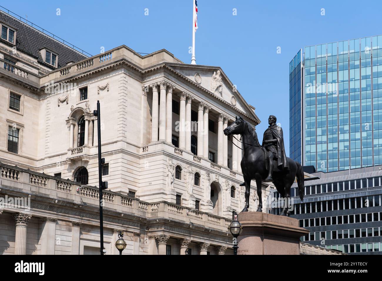 La statua equestre di Wellington e la Banca d'Inghilterra di Chantrey in Threadneedle Street, Londra, Regno Unito. Concetto: Migliorare l'economia, il mercato dei toro Foto Stock