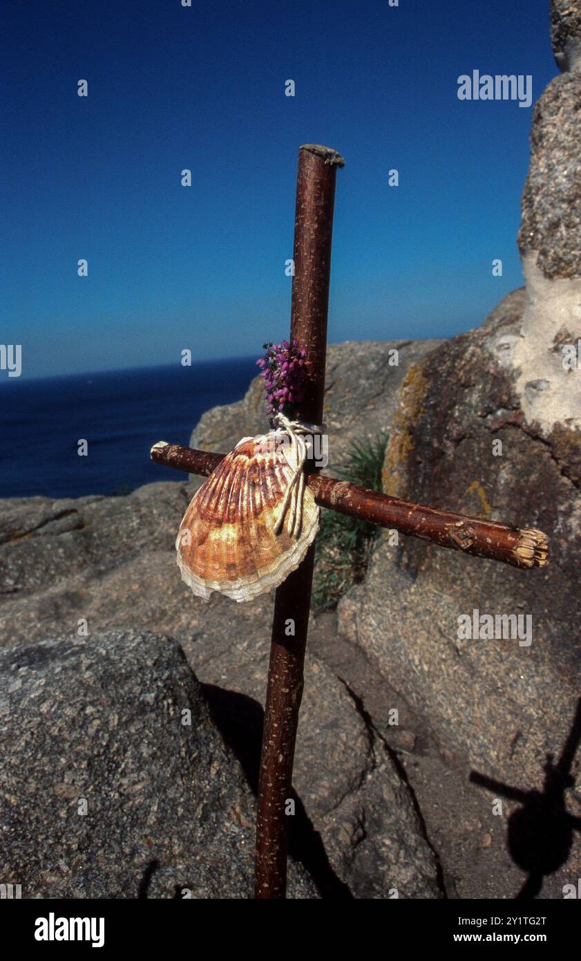 Cabo Finisterre, Galizia. Spagna. 21 ottobre 2005. Croce fatta di due bastoncini con guscio a Cabo Finisterre. Tradotto significa fine del mondo. Unoff Foto Stock