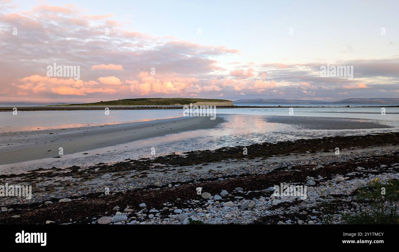 Spettacolare paesaggio costiero al tramonto con scogliere sullo sfondo, spiaggia sabbiosa di Silverstrand, Wild Atlantic Way. Galway, Irlanda, carta da parati naturale Foto Stock