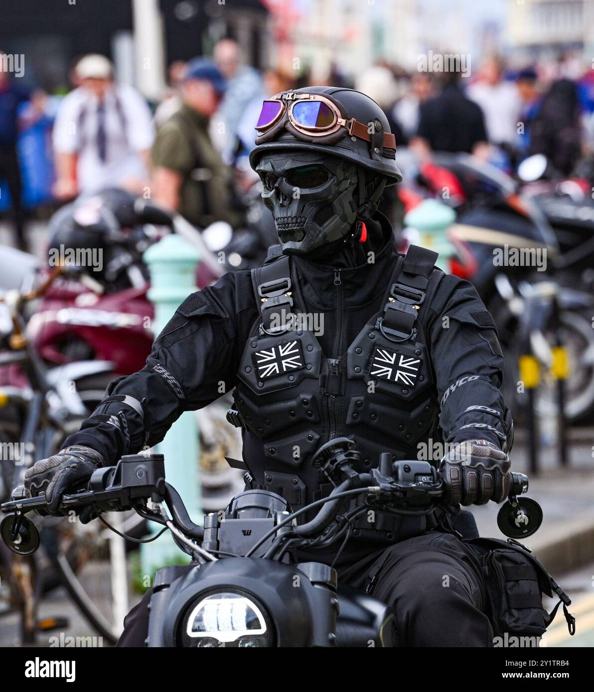 Brighton Regno Unito 8 settembre 2024 - centinaia di motociclisti e Rockers all'Ace Day Brighton Burn Up, che fa parte del 30° anniversario dell'evento Ace Cafe Reunion, che inizia a Londra e termina a Madeira Drive a Brighton . L'evento del fine settimana di 3 giorni celebra la storia e il patrimonio del famoso Ace Cafe a Londra 25 anni dopo la sua chiusura nel 1969 con la prima riunione che si tiene nel 1994 a Londra e a Brighton: Credit Simon Dack / Alamy Live News Foto Stock Brighton Regno Unito 8 settembre 2024 - centinaia di motociclisti e Rockers all'Ace Day Brighton Burn Up, che fa parte del 30° anniversario dell'evento Ace Cafe Reunion, che inizia a Londra e termina a Madeira Drive a Brighton . L'evento del fine settimana di 3 giorni celebra la storia e il patrimonio del famoso Ace Cafe a Londra 25 anni dopo la sua chiusura nel 1969 con la prima riunione che si tiene nel 1994 a Londra e a Brighton: Credit Simon Dack / Alamy Live News Foto Stock