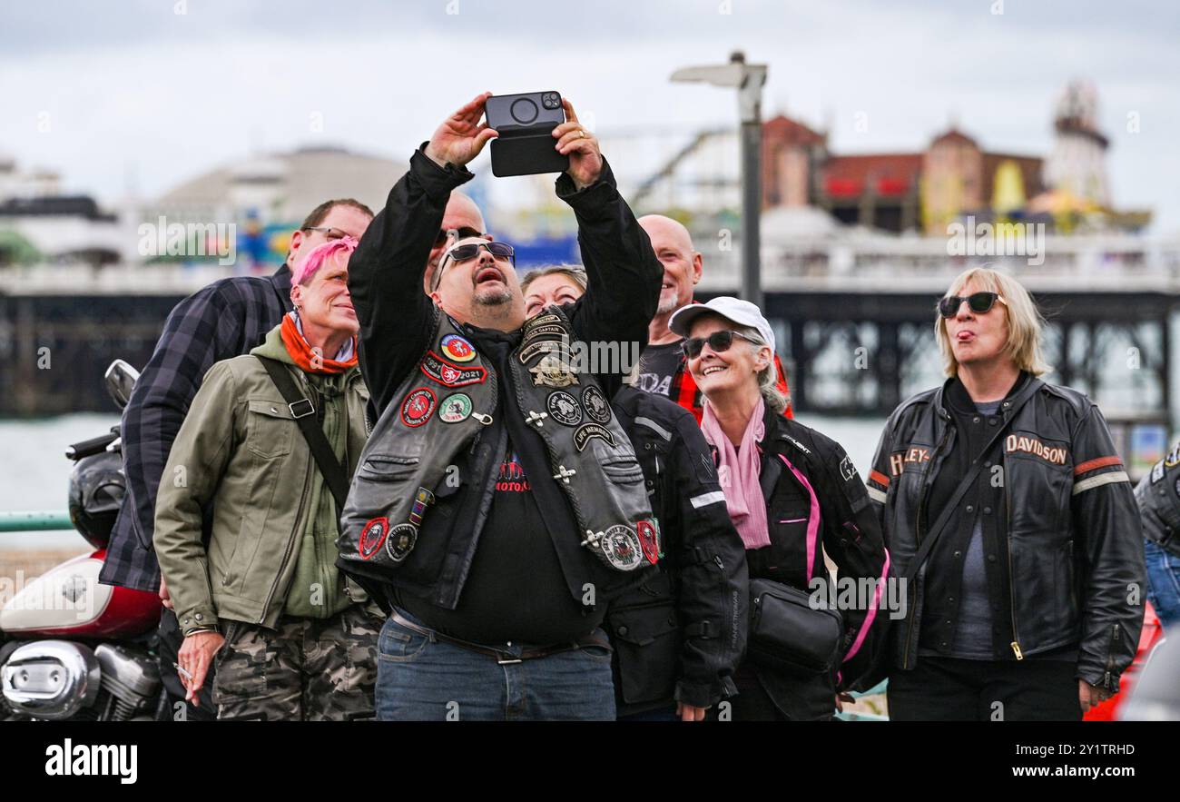 Brighton Regno Unito 8 settembre 2024 - centinaia di motociclisti e Rockers all'Ace Day Brighton Burn Up, che fa parte del 30° anniversario dell'evento Ace Cafe Reunion, che inizia a Londra e termina a Madeira Drive a Brighton . L'evento del fine settimana di 3 giorni celebra la storia e il patrimonio del famoso Ace Cafe a Londra 25 anni dopo la sua chiusura nel 1969 con la prima riunione che si tiene nel 1994 a Londra e a Brighton: Credit Simon Dack / Alamy Live News Foto Stock Brighton Regno Unito 8 settembre 2024 - centinaia di motociclisti e Rockers all'Ace Day Brighton Burn Up, che fa parte del 30° anniversario dell'evento Ace Cafe Reunion, che inizia a Londra e termina a Madeira Drive a Brighton . L'evento del fine settimana di 3 giorni celebra la storia e il patrimonio del famoso Ace Cafe a Londra 25 anni dopo la sua chiusura nel 1969 con la prima riunione che si tiene nel 1994 a Londra e a Brighton: Credit Simon Dack / Alamy Live News Foto Stock