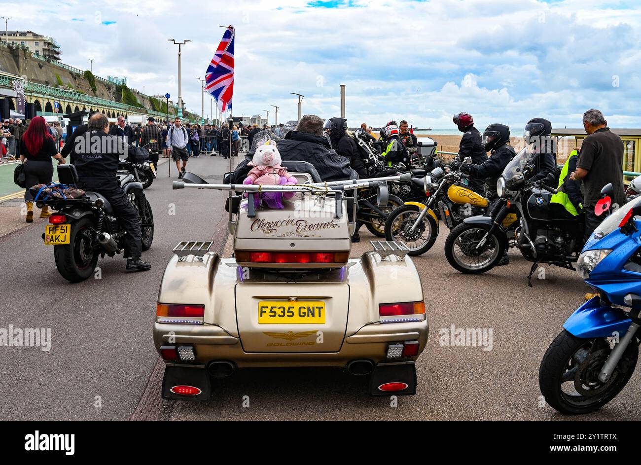 Brighton Regno Unito 8 settembre 2024 - centinaia di motociclisti e Rockers all'Ace Day Brighton Burn Up, che fa parte del 30° anniversario dell'evento Ace Cafe Reunion, che inizia a Londra e termina a Madeira Drive a Brighton . L'evento del fine settimana di 3 giorni celebra la storia e il patrimonio del famoso Ace Cafe a Londra 25 anni dopo la sua chiusura nel 1969 con la prima riunione che si tiene nel 1994 a Londra e a Brighton: Credit Simon Dack / Alamy Live News Foto Stock Brighton Regno Unito 8 settembre 2024 - centinaia di motociclisti e Rockers all'Ace Day Brighton Burn Up, che fa parte del 30° anniversario dell'evento Ace Cafe Reunion, che inizia a Londra e termina a Madeira Drive a Brighton . L'evento del fine settimana di 3 giorni celebra la storia e il patrimonio del famoso Ace Cafe a Londra 25 anni dopo la sua chiusura nel 1969 con la prima riunione che si tiene nel 1994 a Londra e a Brighton: Credit Simon Dack / Alamy Live News Foto Stock