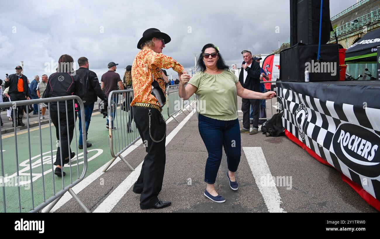 Brighton Regno Unito 8 settembre 2024 - centinaia di motociclisti e Rockers all'Ace Day Brighton Burn Up, che fa parte del 30° anniversario dell'evento Ace Cafe Reunion, che inizia a Londra e termina a Madeira Drive a Brighton . L'evento del fine settimana di 3 giorni celebra la storia e il patrimonio del famoso Ace Cafe a Londra 25 anni dopo la sua chiusura nel 1969 con la prima riunione che si tiene nel 1994 a Londra e a Brighton: Credit Simon Dack / Alamy Live News Foto Stock Brighton Regno Unito 8 settembre 2024 - centinaia di motociclisti e Rockers all'Ace Day Brighton Burn Up, che fa parte del 30° anniversario dell'evento Ace Cafe Reunion, che inizia a Londra e termina a Madeira Drive a Brighton . L'evento del fine settimana di 3 giorni celebra la storia e il patrimonio del famoso Ace Cafe a Londra 25 anni dopo la sua chiusura nel 1969 con la prima riunione che si tiene nel 1994 a Londra e a Brighton: Credit Simon Dack / Alamy Live News Foto Stock