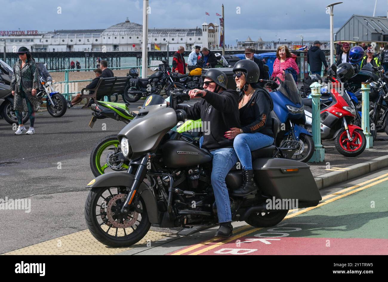 Brighton Regno Unito 8 settembre 2024 - centinaia di motociclisti e Rockers all'Ace Day Brighton Burn Up, che fa parte del 30° anniversario dell'evento Ace Cafe Reunion, che inizia a Londra e termina a Madeira Drive a Brighton . L'evento del fine settimana di 3 giorni celebra la storia e il patrimonio del famoso Ace Cafe a Londra 25 anni dopo la sua chiusura nel 1969 con la prima riunione che si tiene nel 1994 a Londra e a Brighton: Credit Simon Dack / Alamy Live News Foto Stock Brighton Regno Unito 8 settembre 2024 - centinaia di motociclisti e Rockers all'Ace Day Brighton Burn Up, che fa parte del 30° anniversario dell'evento Ace Cafe Reunion, che inizia a Londra e termina a Madeira Drive a Brighton . L'evento del fine settimana di 3 giorni celebra la storia e il patrimonio del famoso Ace Cafe a Londra 25 anni dopo la sua chiusura nel 1969 con la prima riunione che si tiene nel 1994 a Londra e a Brighton: Credit Simon Dack / Alamy Live News Foto Stock