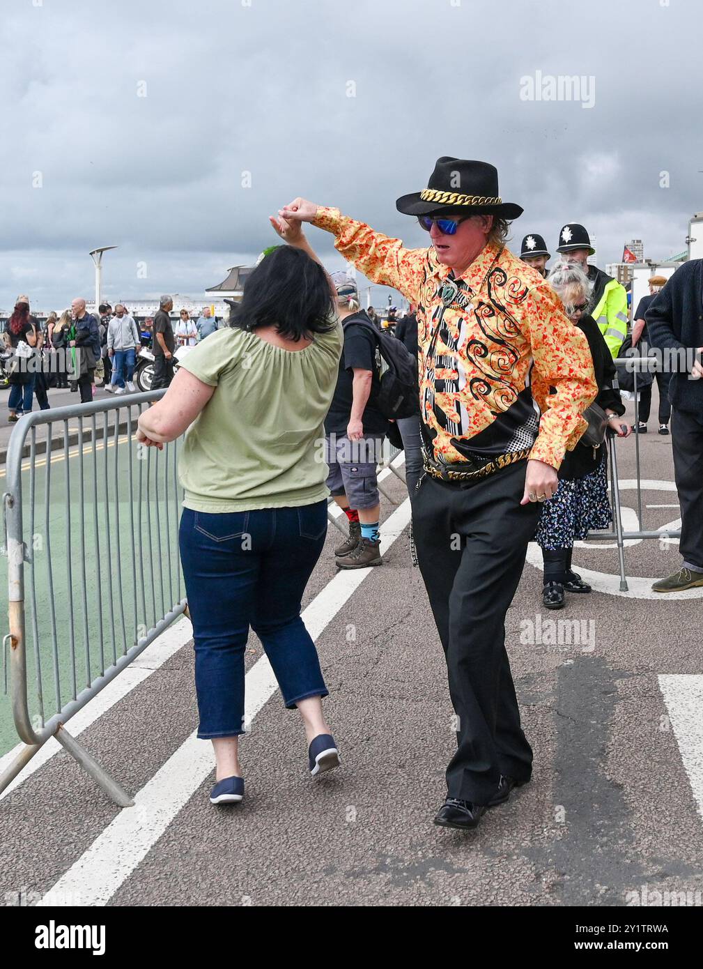 Brighton Regno Unito 8 settembre 2024 - centinaia di motociclisti e Rockers all'Ace Day Brighton Burn Up, che fa parte del 30° anniversario dell'evento Ace Cafe Reunion, che inizia a Londra e termina a Madeira Drive a Brighton . L'evento del fine settimana di 3 giorni celebra la storia e il patrimonio del famoso Ace Cafe a Londra 25 anni dopo la sua chiusura nel 1969 con la prima riunione che si tiene nel 1994 a Londra e a Brighton: Credit Simon Dack / Alamy Live News Foto Stock Brighton Regno Unito 8 settembre 2024 - centinaia di motociclisti e Rockers all'Ace Day Brighton Burn Up, che fa parte del 30° anniversario dell'evento Ace Cafe Reunion, che inizia a Londra e termina a Madeira Drive a Brighton . L'evento del fine settimana di 3 giorni celebra la storia e il patrimonio del famoso Ace Cafe a Londra 25 anni dopo la sua chiusura nel 1969 con la prima riunione che si tiene nel 1994 a Londra e a Brighton: Credit Simon Dack / Alamy Live News Foto Stock