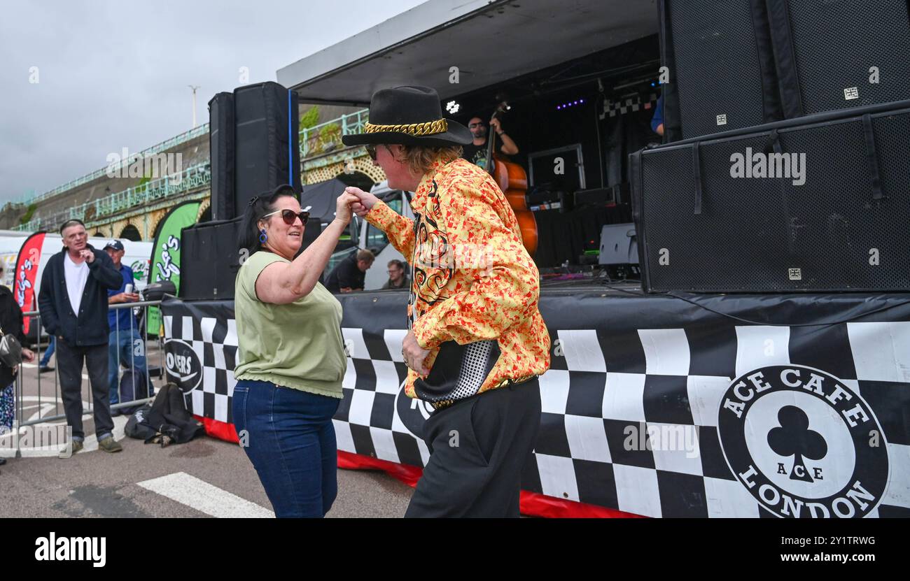 Brighton Regno Unito 8 settembre 2024 - centinaia di motociclisti e Rockers all'Ace Day Brighton Burn Up, che fa parte del 30° anniversario dell'evento Ace Cafe Reunion, che inizia a Londra e termina a Madeira Drive a Brighton . L'evento del fine settimana di 3 giorni celebra la storia e il patrimonio del famoso Ace Cafe a Londra 25 anni dopo la sua chiusura nel 1969 con la prima riunione che si tiene nel 1994 a Londra e a Brighton: Credit Simon Dack / Alamy Live News Foto Stock Brighton Regno Unito 8 settembre 2024 - centinaia di motociclisti e Rockers all'Ace Day Brighton Burn Up, che fa parte del 30° anniversario dell'evento Ace Cafe Reunion, che inizia a Londra e termina a Madeira Drive a Brighton . L'evento del fine settimana di 3 giorni celebra la storia e il patrimonio del famoso Ace Cafe a Londra 25 anni dopo la sua chiusura nel 1969 con la prima riunione che si tiene nel 1994 a Londra e a Brighton: Credit Simon Dack / Alamy Live News Foto Stock